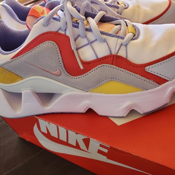 Nike Shoes 8 - Picture 3 of 7